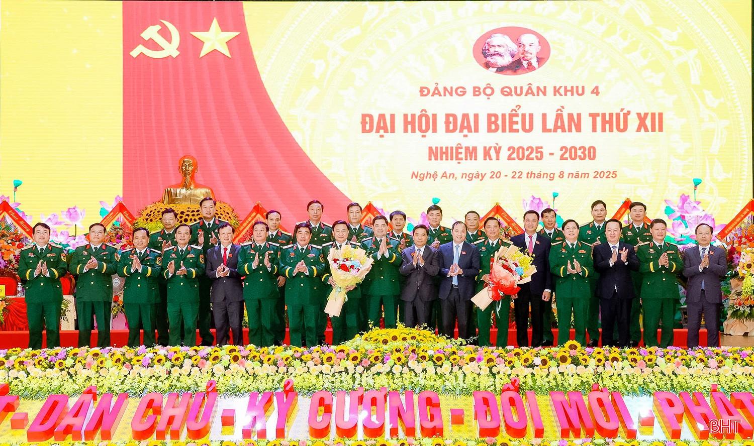 Ban Chấp hành Đảng bộ Quân khu 4 nhiệm kỳ 2025 - 2030 ra mắt đại hội và nhận nhiệm vụ. Ảnh: Phạm Bằng bqbht_br_bna-111-222.jpg