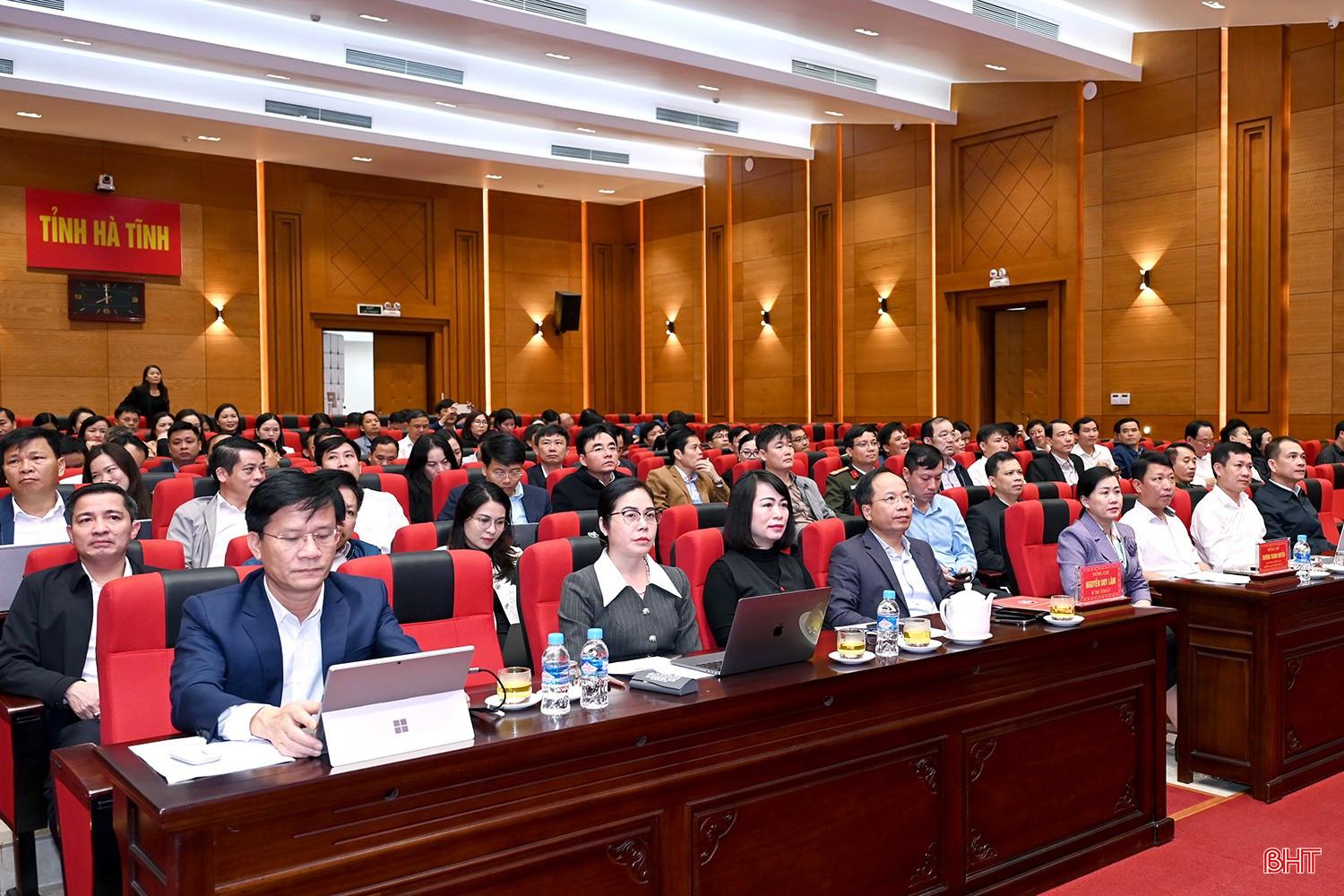 Bí thư Tỉnh ủy Nguyễn Duy Lâm và các đại biểu dự hội nghị tại điểm cầu tỉnh Hà Tĩnh.