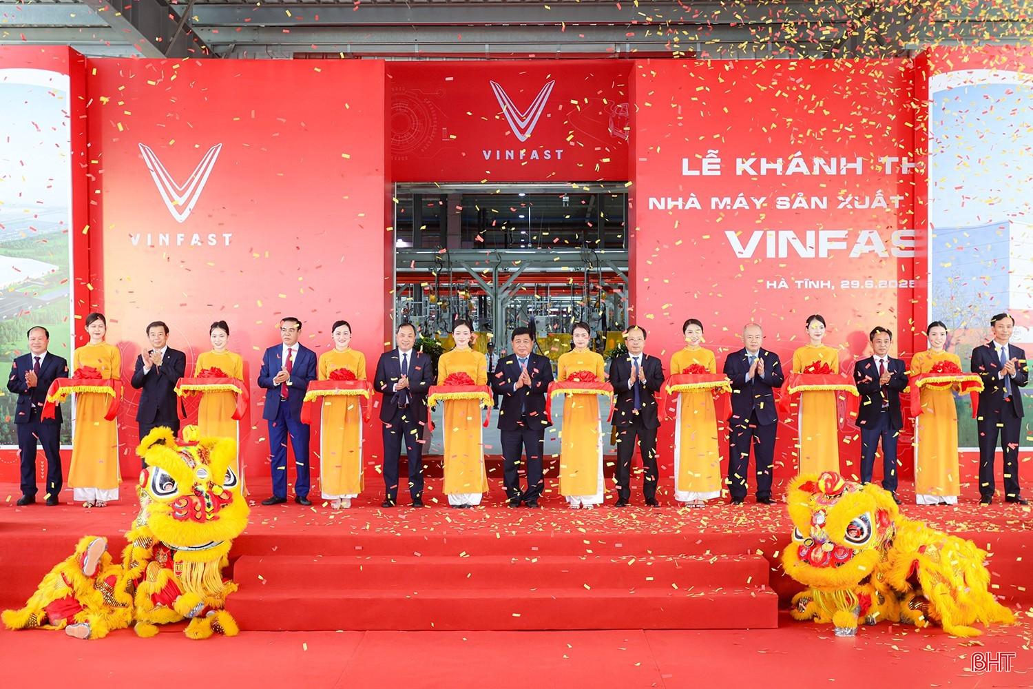 Phó Thủ tướng Chính phủ Nguyễn Chí Dũng, Tổng Biên tập Tạp chí Cộng sản Hoàng Trung Dũng, Bí thư Tỉnh ủy Nguyễn Duy Lâm, Phó Bí thư Thường trực Tỉnh ủy Trần Thế Dũng, Chủ tịch UBND tỉnh Võ Trọng Hải và đại diện nhà đầu tư... cắt băng khánh thành Nhà máy Sản xuất ô tô điện VinFast.