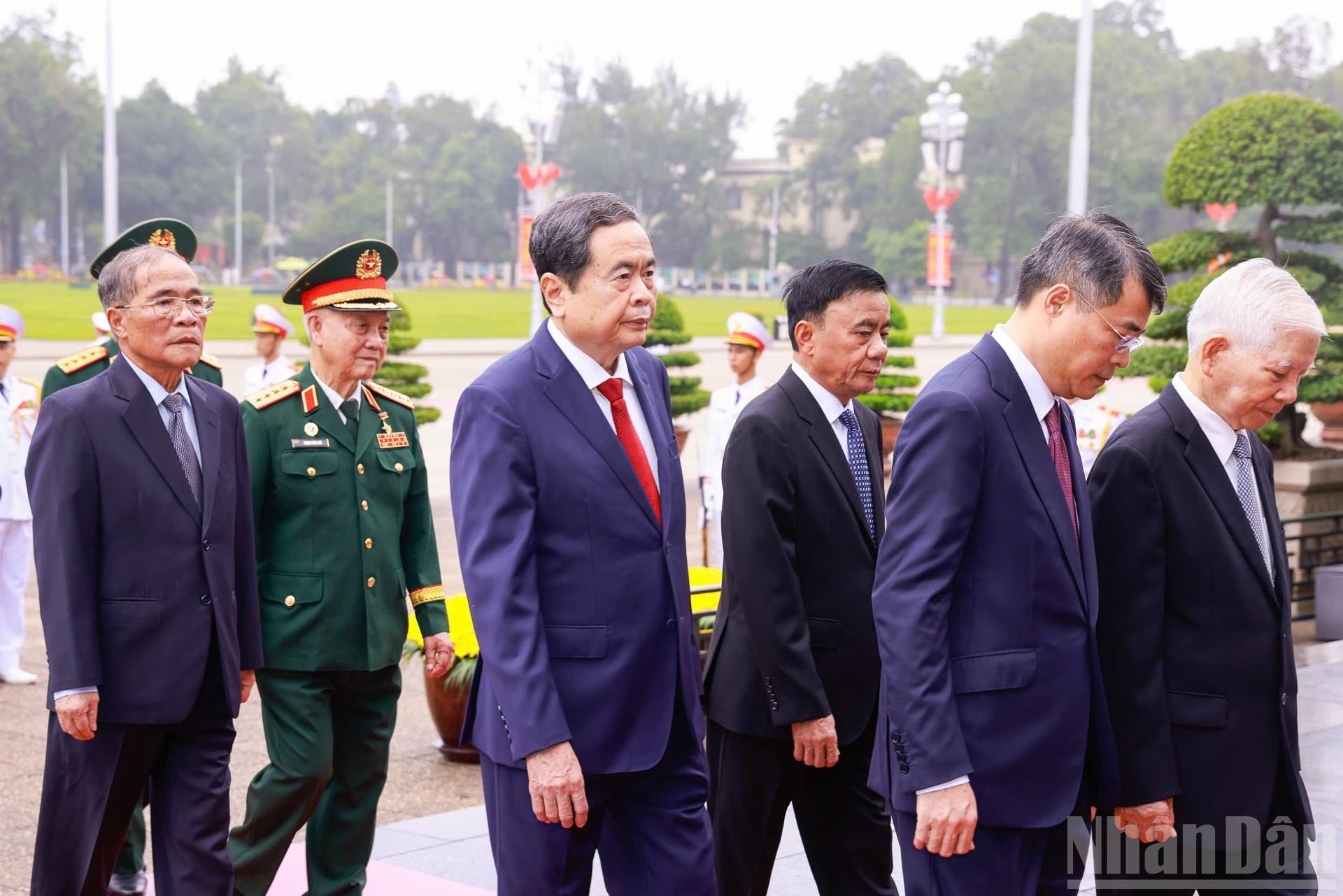 Các đồng chí lãnh đạo, nguyên lãnh đạo Đảng, Nhà nước vào Lăng viếng Chủ tịch Hồ Chí Minh.