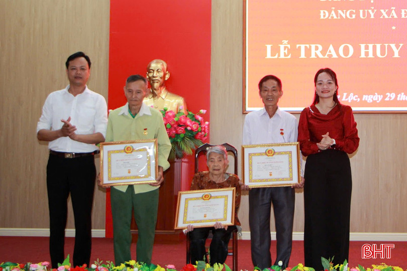 Lãnh đạo địa phương trao tặng Huy hiệu 60 năm tuổi Đảng cho các đảng viên.