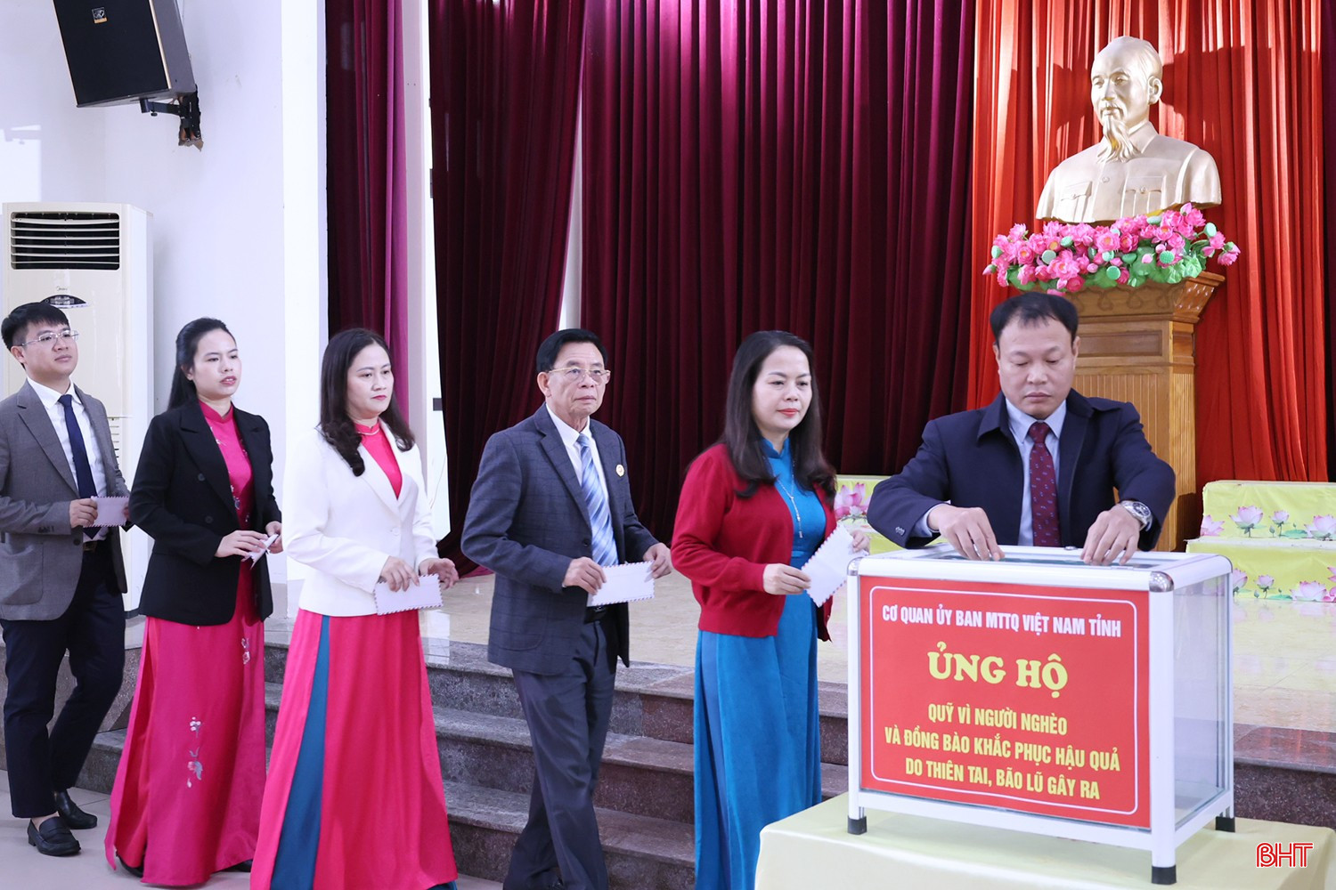 ...và cán bộ, công chức Cơ quan Ủy ban MTTQ tỉnh quyên góp ủng hộ.