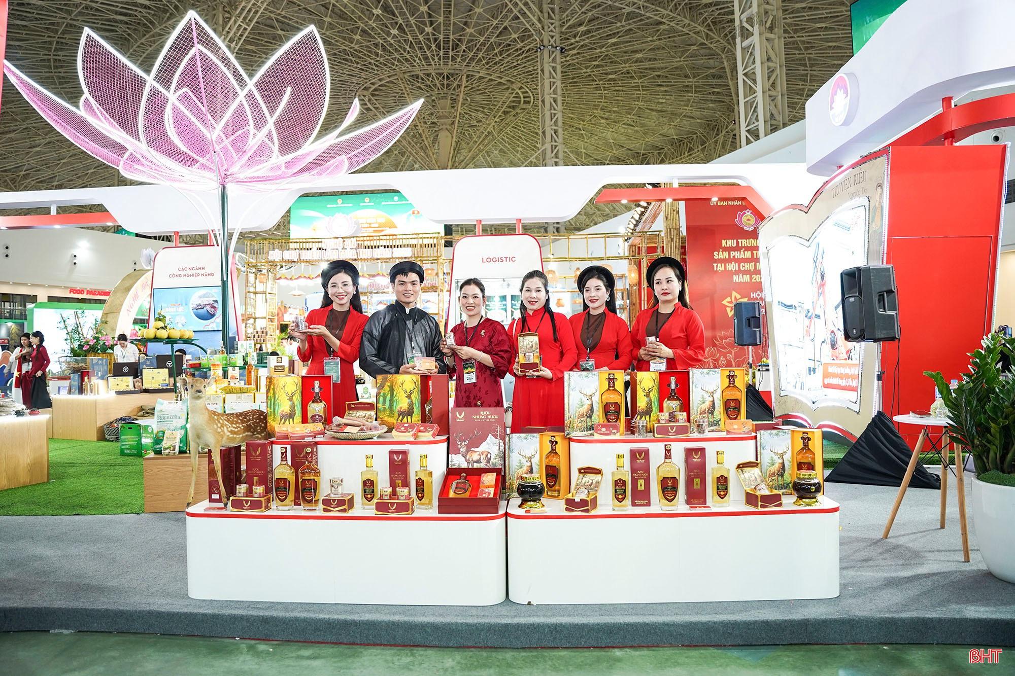 Một số sản phẩm của HTX Đầu tư và phát triển nhung hươu Hương Sơn tham gia Hội chợ mùa Thu năm 2025 tại Hà Nội. bqbht_br_c12.jpg