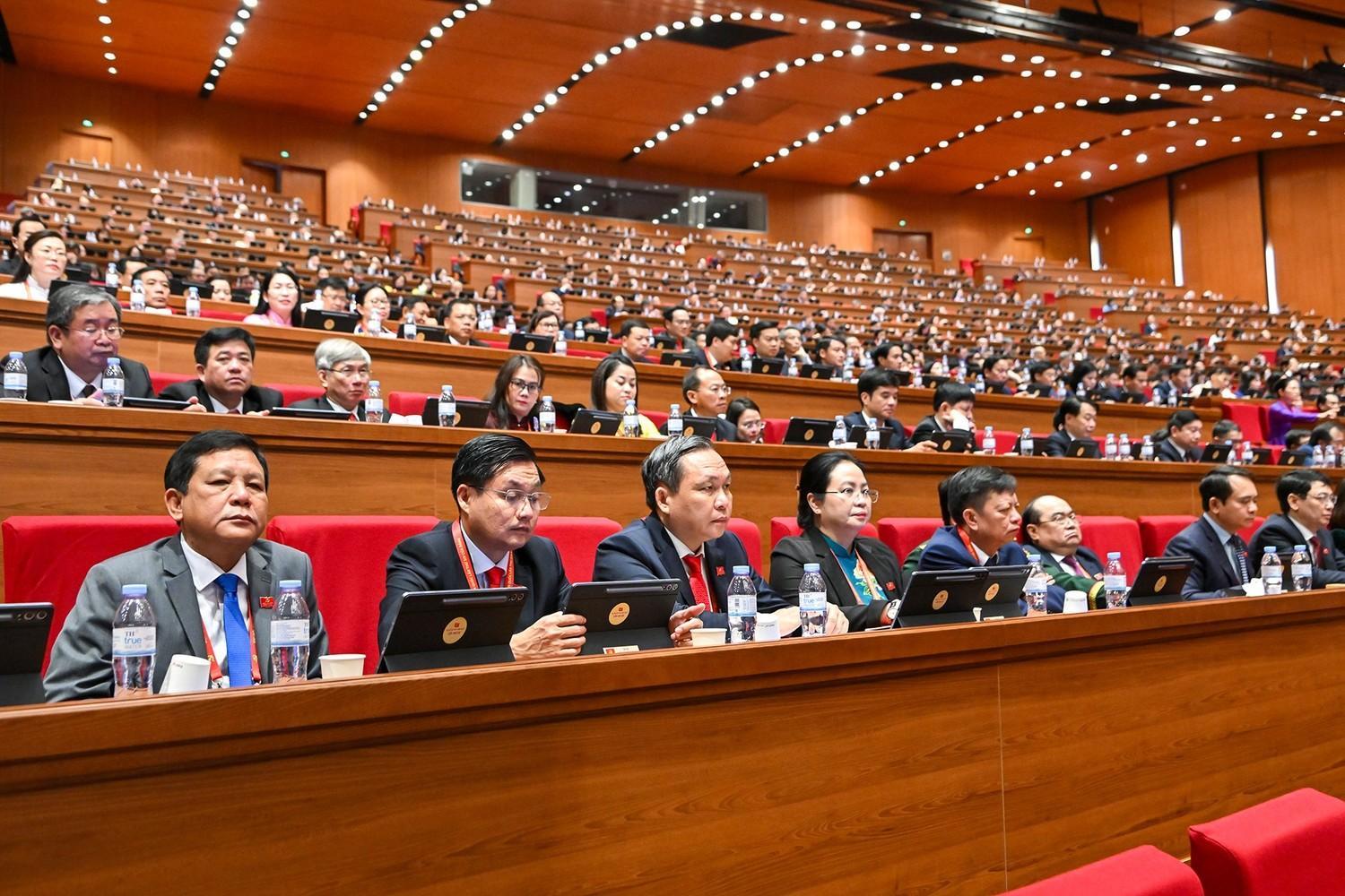 C&aacute;c đại biểu dự phi&ecirc;n thảo luận tại hội trường về c&aacute;c Văn kiện Đại hội.