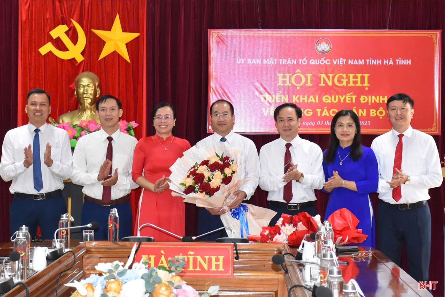 Thường trực LĐLĐ tỉnh tặng hoa chúc mừng đồng chí Nguyễn Thế Hoàn.