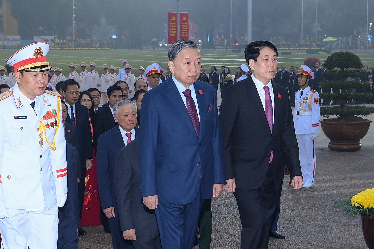 Tổng B&iacute; thư T&ocirc; L&acirc;m, Chủ tịch nước Lương Cường v&agrave; c&aacute;c đại biểu v&agrave;o Lăng viếng Chủ tịch Hồ Ch&iacute; Minh. Ảnh daihoidangtoanquoc.vn