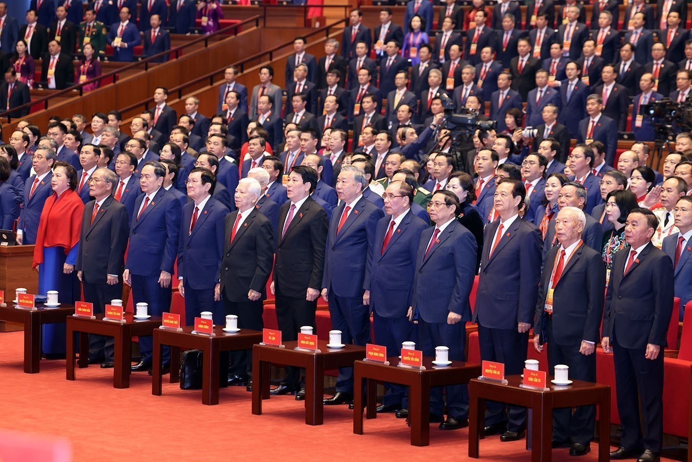 C&aacute;c đồng ch&iacute; l&atilde;nh đạo, nguy&ecirc;n l&atilde;nh đạo Đảng v&agrave; Nh&agrave; nước tham dự phi&ecirc;n khai mạc. (Ảnh: TTXVN)