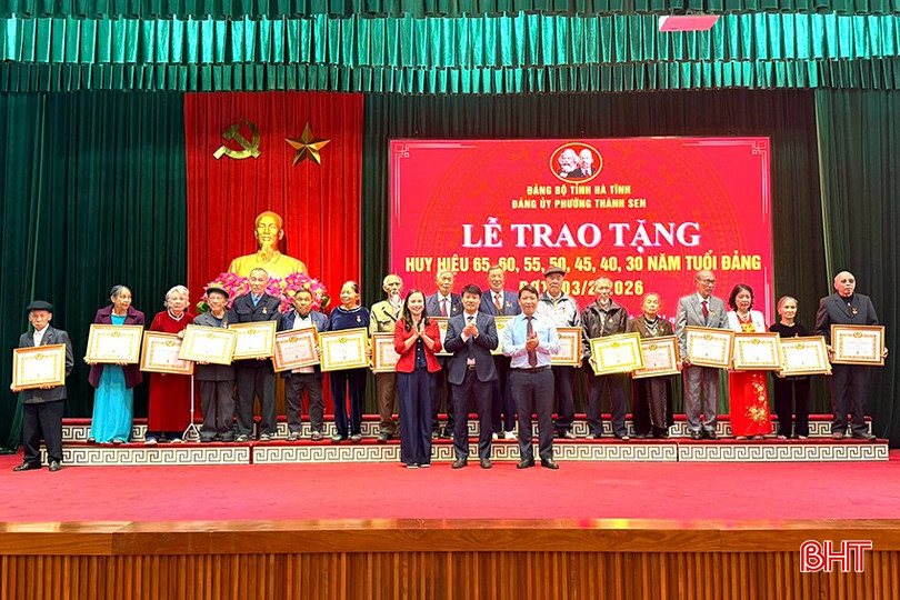 B&iacute; thư Đảng ủy - Chủ tịch HĐND phường Th&agrave;nh Sen Trần Quang Tuấn; Ph&oacute; Trưởng ban Thường trực Ban Tổ chức Tỉnh uỷ Nguyễn Như Dũng, Ph&oacute; Trưởng ban Tuy&ecirc;n gi&aacute;o v&agrave; D&acirc;n vận Tỉnh ủy Đặng Thị Quỳnh Diệp trao huy hiệu 60 năm tuổi Đảng cho 22 đảng vi&ecirc;n...