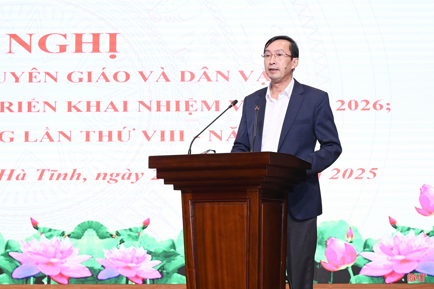 Ph&aacute;t biểu tại hội nghị, Gi&aacute;m đốc B&aacute;o v&agrave; ph&aacute;t thanh, truyền h&igrave;nh H&agrave; Tĩnh Nghi&ecirc;m Sỹ Đống nhấn mạnh kết quả nổi bật đơn vị đạt được trong thời gian qua, đồng thời chia sẻ giải ph&aacute;p, kiến nghị nội dung nhằm tiếp tục ph&aacute;t huy th&agrave;nh quả đạt được, tiếp tục l&agrave;m tốt hơn chức năng, vai tr&ograve;, nhiệm vụ l&agrave; cơ quan truyền th&ocirc;ng chủ lực của tỉnh.