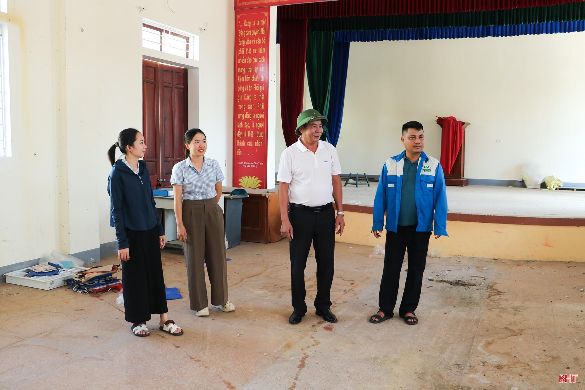 Ông Phạm Hải Thăng - Bí thư Chi bộ thôn Yên Thọ, xã Đức Quang (ngoài cùng bên phải) cùng cán bộ xã Đức Quang rà soát các hạng mục của nhà văn hoá mới. Ông Phạm Hải Thăng - Bí thư Chi bộ thôn Yên Thọ, xã Đức Quang (ngoài cùng bên phải) cùng cán bộ xã Đức Quang rà soát các hạng mục của nhà văn hoá mới.