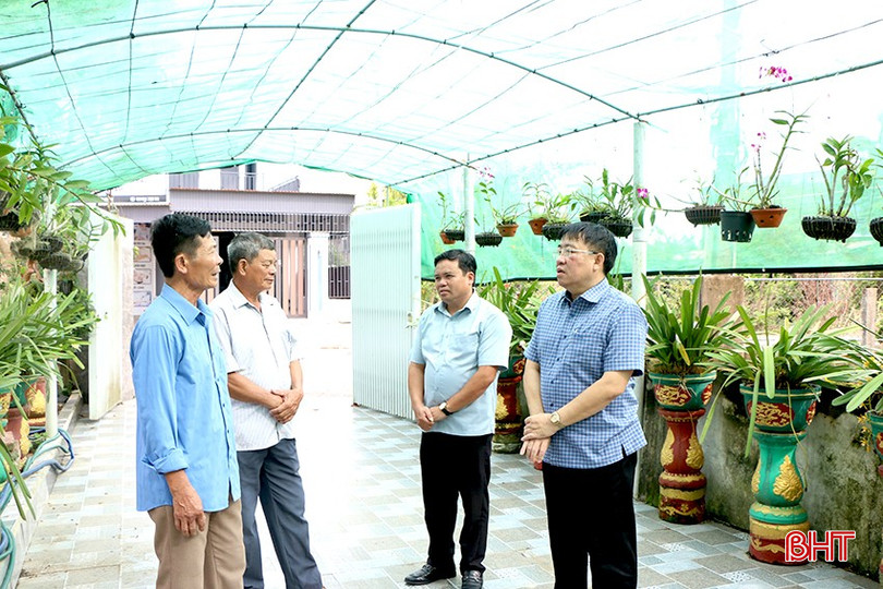 Bí thư Đảng uỷ xã Trần Hậu Tuấn thăm mô hình vườn mẫu, khu dân cư mẫu ở thôn Yên Khánh.