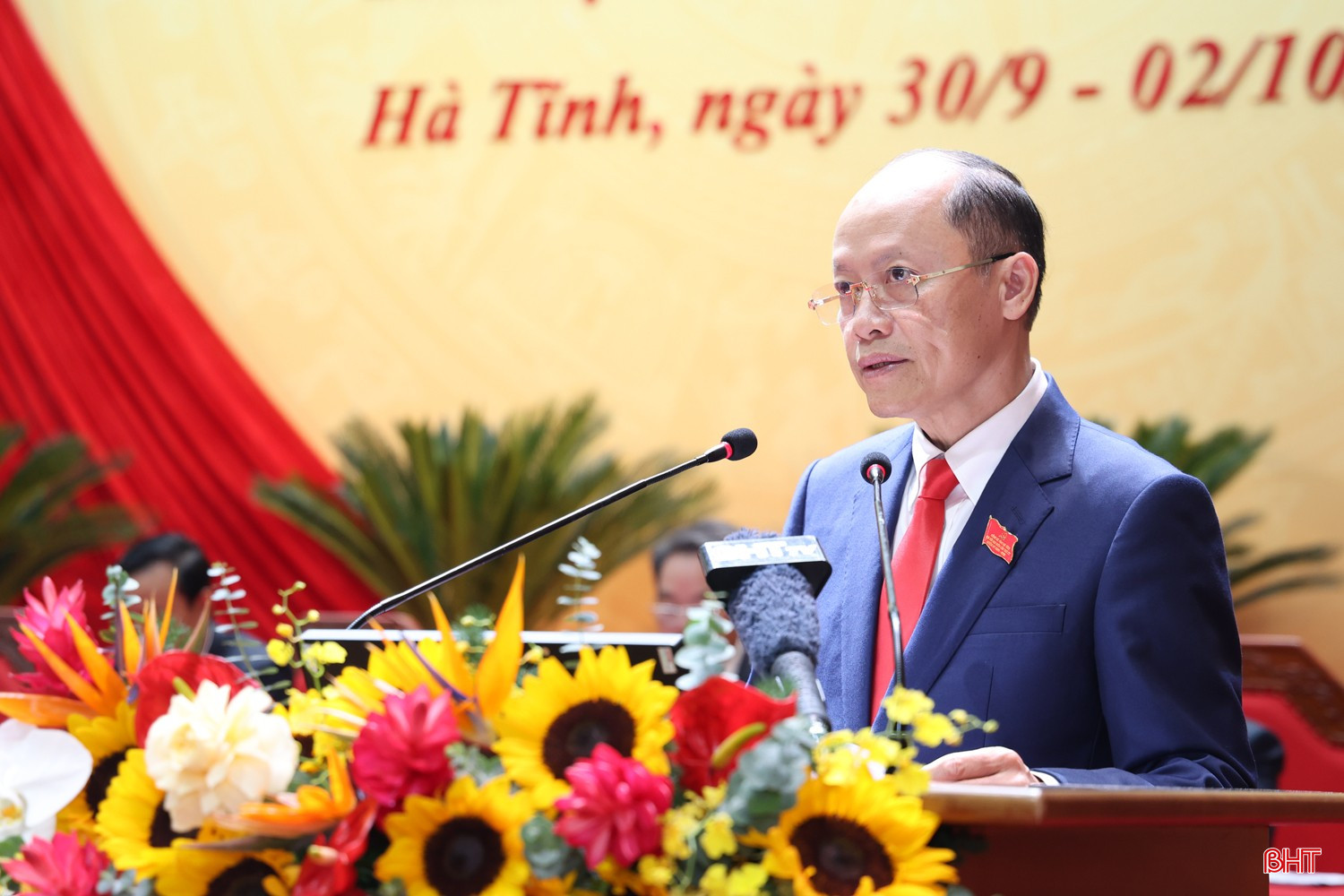 Phó Chủ tịch Thường trực UBND tỉnh Nguyễn Hồng Lĩnh trình bày phương án thành lập tổ thảo luận.