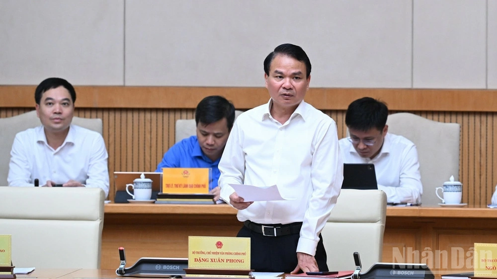 Bộ trưởng, Chủ nhiệm Văn phòng Chính phủ Đặng Xuân Phong phát biểu ý kiến tại phiên họp.