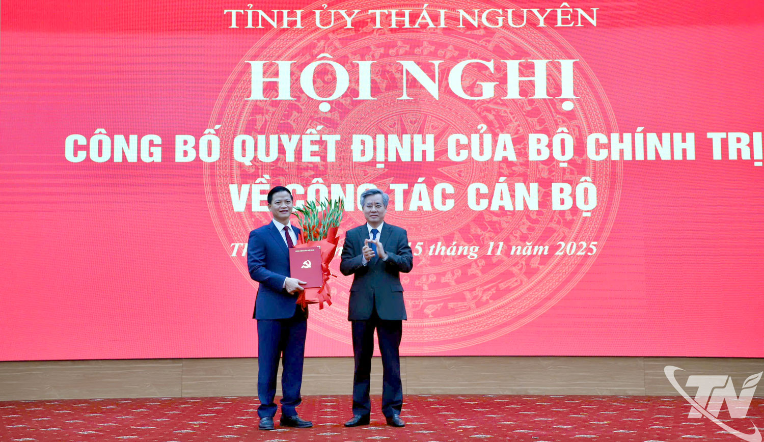 Đồng chí Nguyễn Quang Dương trao Quyết định của Bộ Chính trị cho đồng chí Vương Quốc Tuấn.