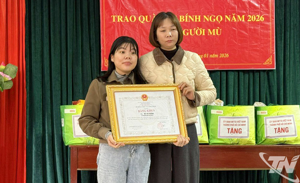 Chị Ma Thị Phương, hội vi&ecirc;n Hội Người m&ugrave; tỉnh Th&aacute;i Nguy&ecirc;n nhận&nbsp;Bằng khen của Bộ Khoa học v&agrave; C&ocirc;ng nghệ do đ&atilde;&nbsp;đạt giải Nhất phần thi Phần mềm s&aacute;ng tạo tại Hội thi Tin học d&agrave;nh cho người m&ugrave; to&agrave;n quốc năm 2025.