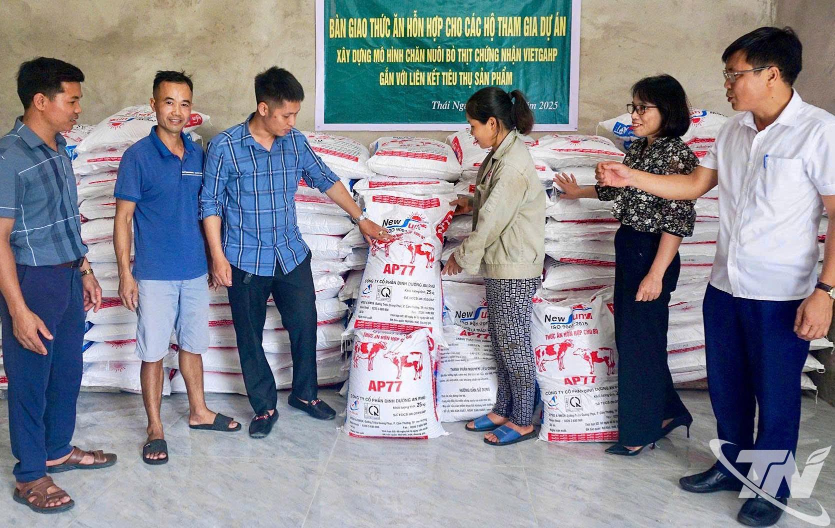 Các hộ dân tham gia chương trình, dự án, mô hình trình diễn nông, lâm nghiệp và thủy sản được hỗ trợ về kỹ thuật, phân bón, thức ăn chăn nuôi...