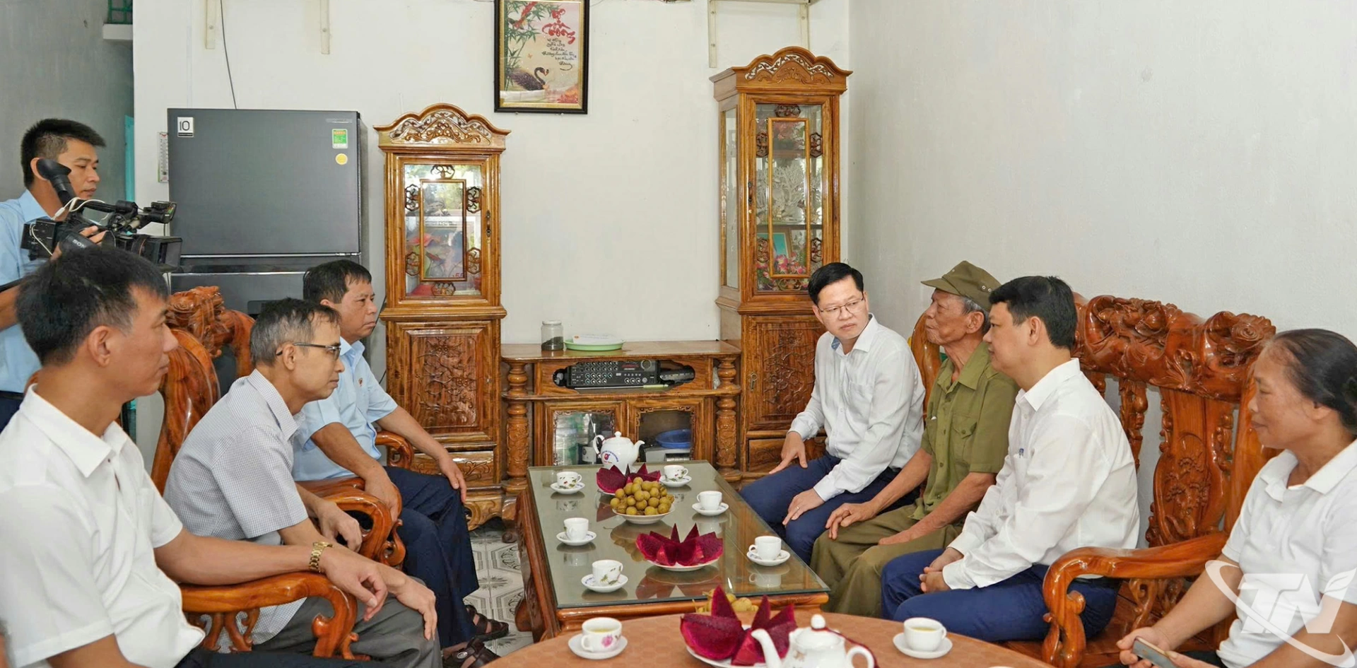 Đoàn đoàn công tác của tỉnh thăm thương binh Dương Văn Lân ở tổ dân phố 11