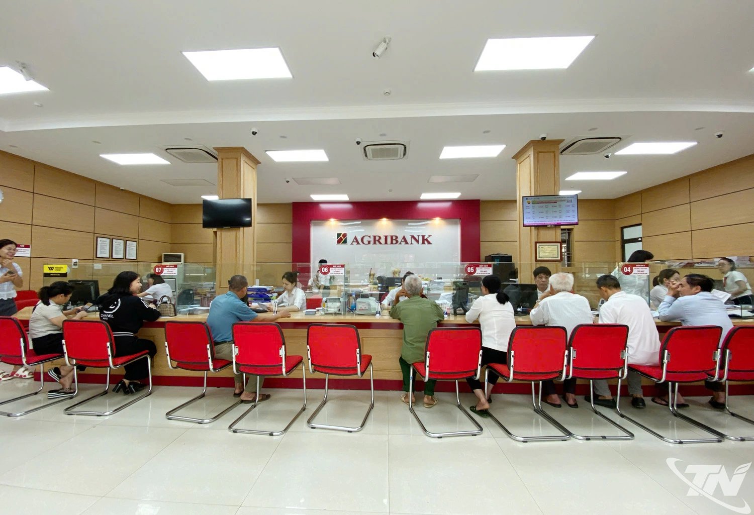Khách hàng đến giao dịch tại Agribank Chi nhánh Định Hóa.