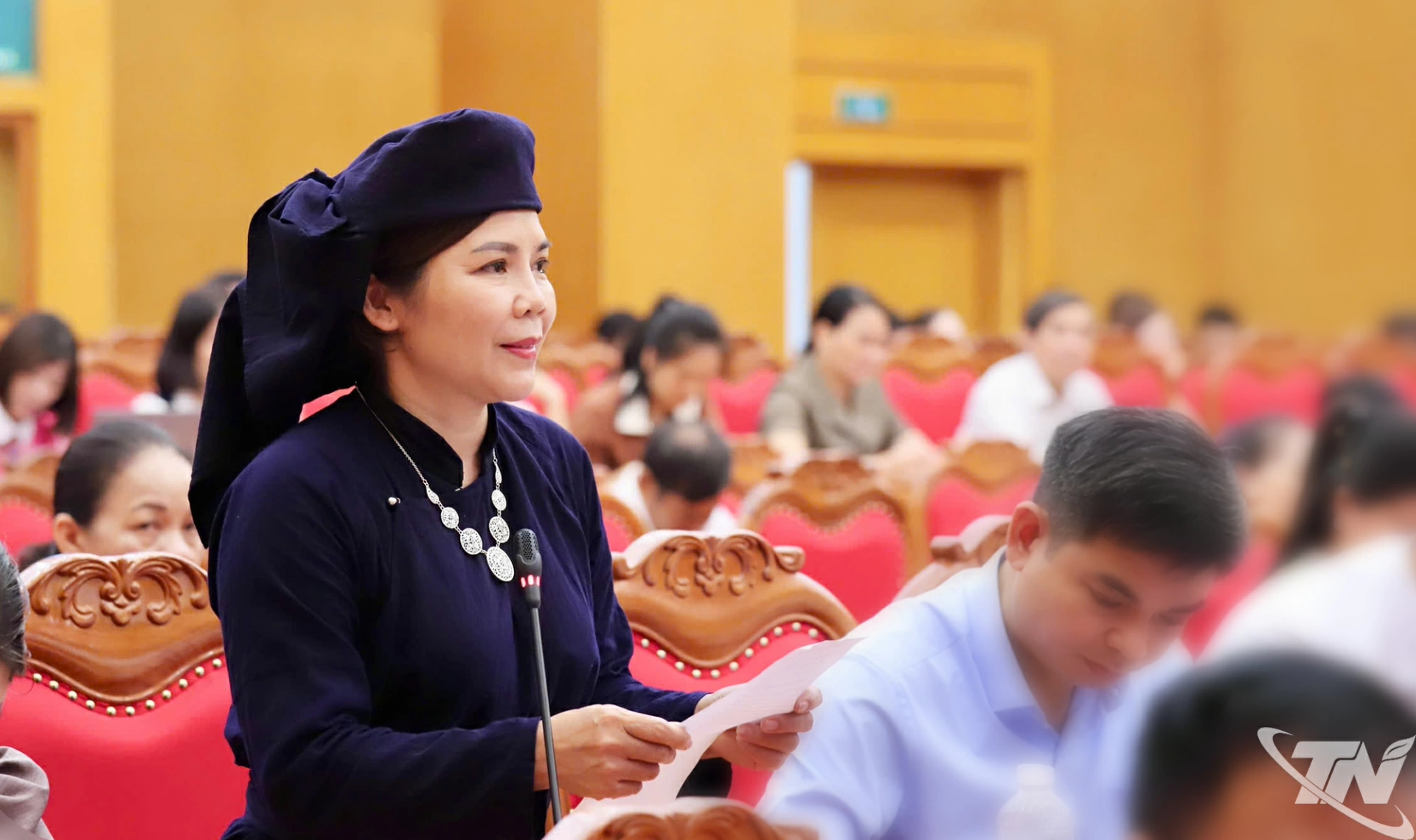Bà Nguyễn Thị Hoan, Thôn Chè Cọ, xã Côn Minh nêu câu hỏi tại Hội nghị.