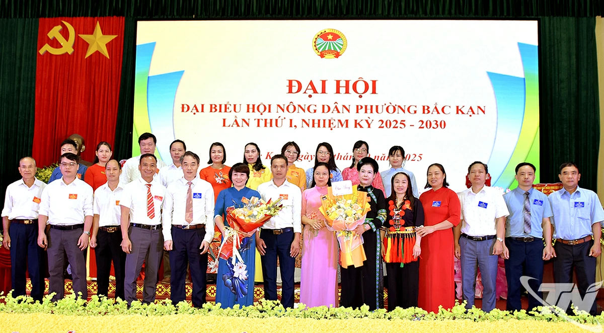Ban Chấp hành Hội Nông dân phường Bắc Kạn khóa I ra mắt Đại hội.