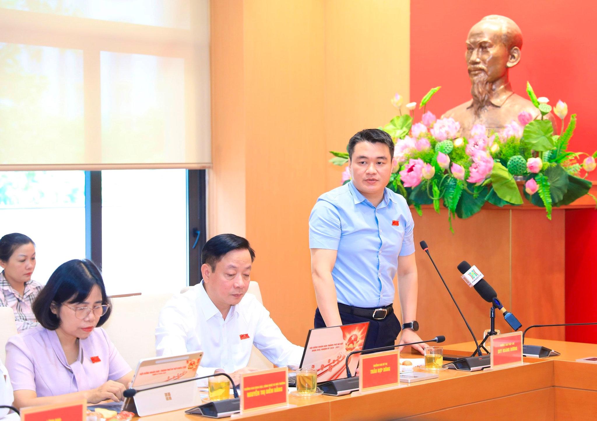 Trưởng ban Pháp chế HĐND thành phố Duy Hoàng Dương phát biểu tại cuộc họp. Ảnh: Quang Thái