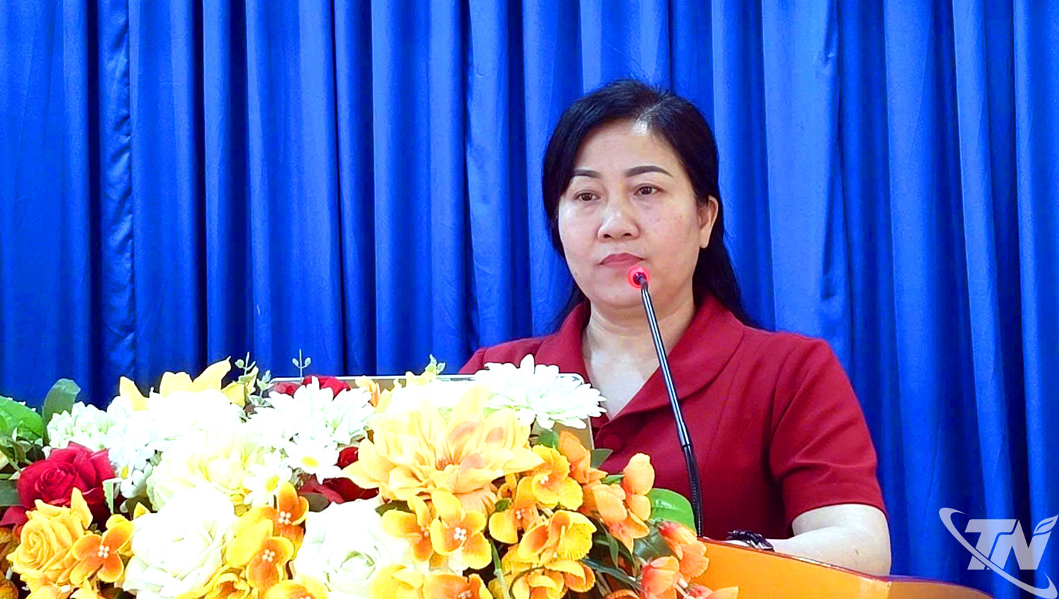 Đồng chí Đỗ Thị Minh Hoa, Ủy viên Ban Thường vụ, Trưởng ban Tuyên giáo và Dân vận Tỉnh ủy, phát biểu tại Hội nghị tiếp xúc cử tri xã Ba Bể.