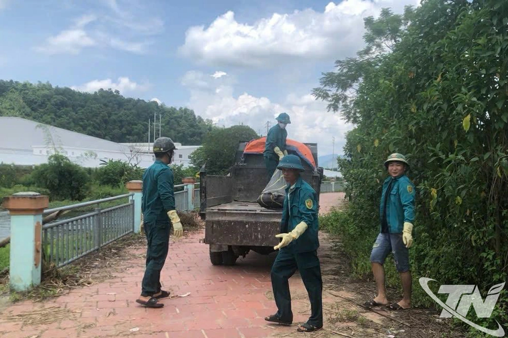 UBND phường Đức Xuân huy động lực lượng dân quân thu gom và tiêu hủy theo đúng quy định về phòng, chống dịch bệnh động vật.