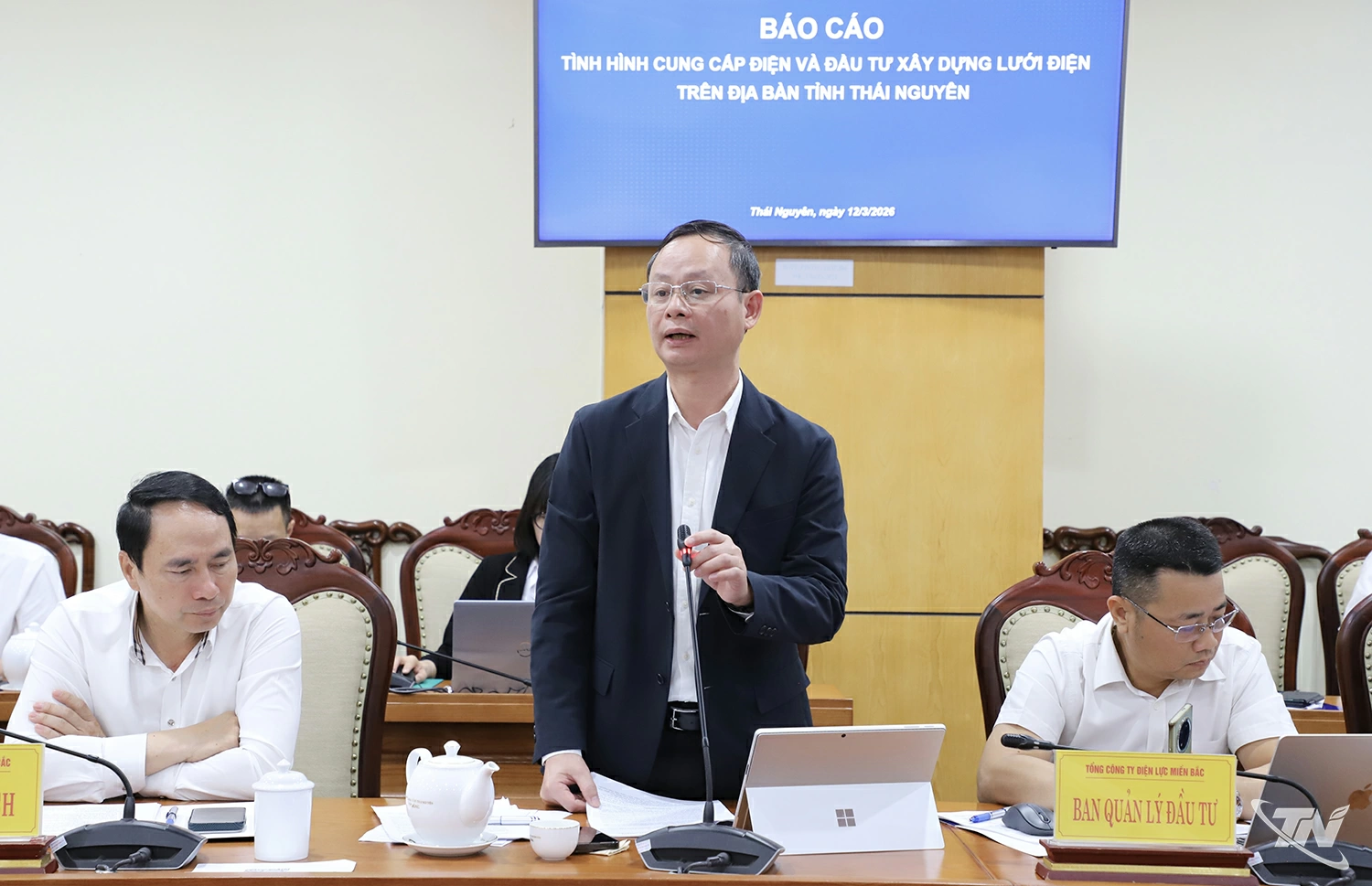 Đại diện Tổng Công ty Điện lực miền Bắc báo cáo tại buổi làm việc