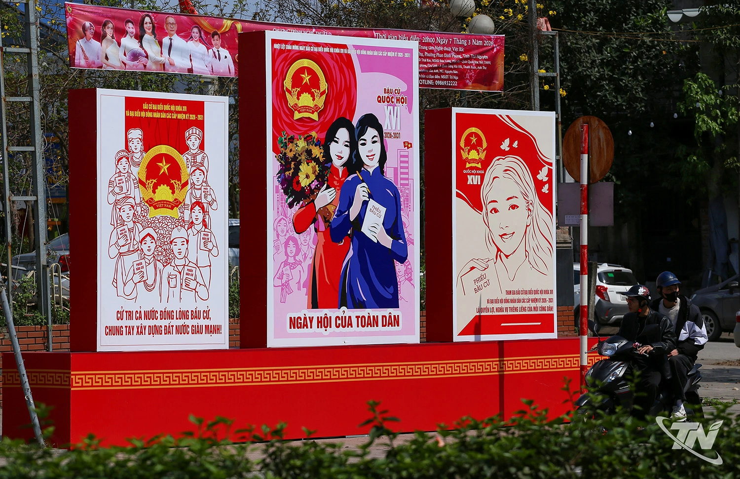 Pa-nô tuyên truyền đặt phía trước Nhà hát Ca, Múa, Nhạc Quốc gia Việt Nam.