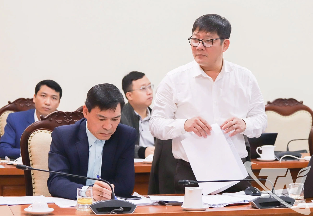 Các đại biểu phát biểu tại cuộc họp.