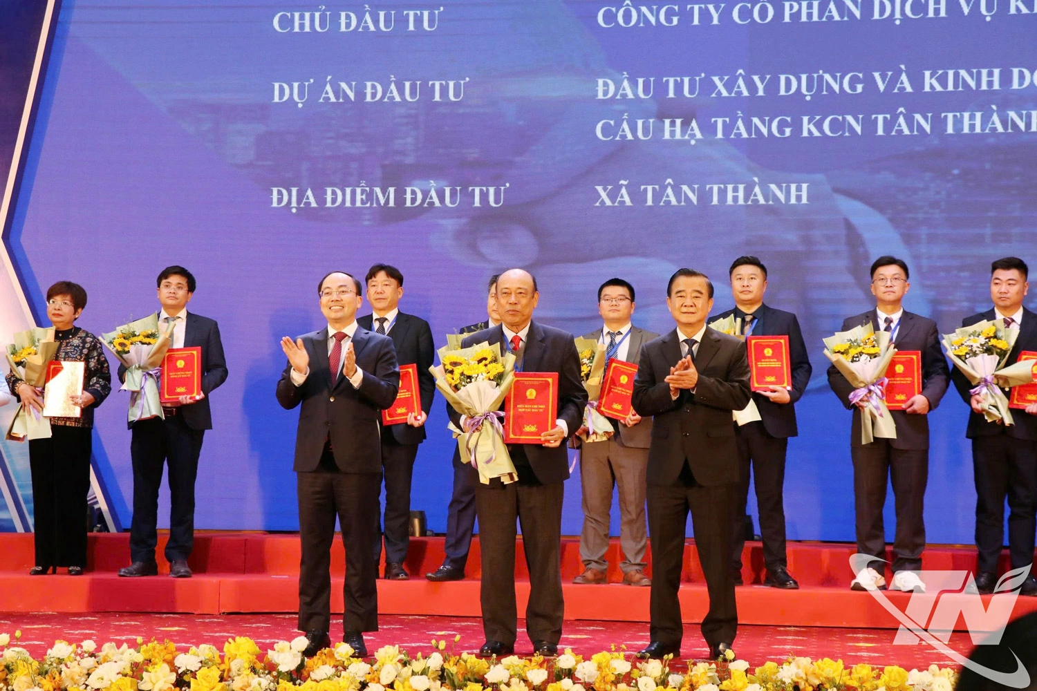 Lãnh đạo tỉnh trao quyết định chấp thuận chủ trương đầu tư, giấy chứng nhận đăng ký đầu tư cho các nhà đầu tư.