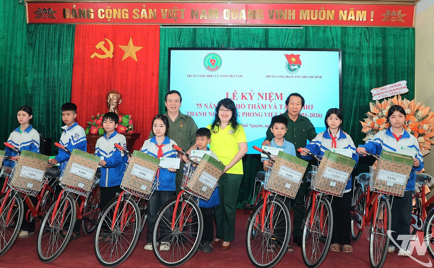 Hội Cựu Thanh niên xung phong Việt Nam tặng quà cho học sinh khó khăn nỗ lực trong học tập.