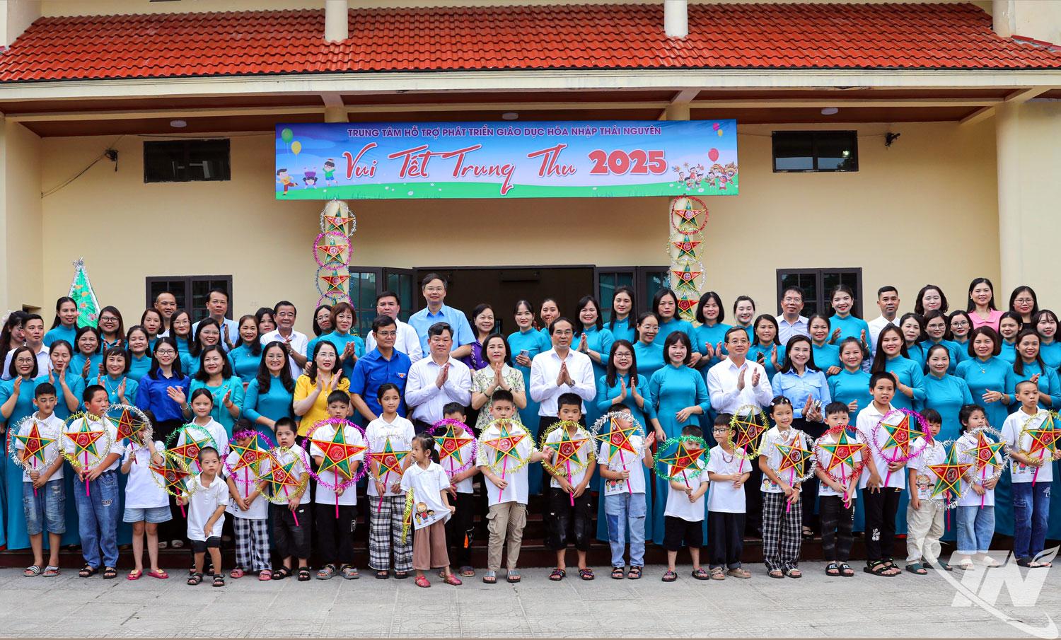 Đoàn công tác của Quốc hội, các đồng chí lãnh đạo tỉnh và đại biểu chụp ảnh lưu niệm với cô và trò Trung tâm Hỗ trợ phát triển giáo dục hòa nhập Thái Nguyên.