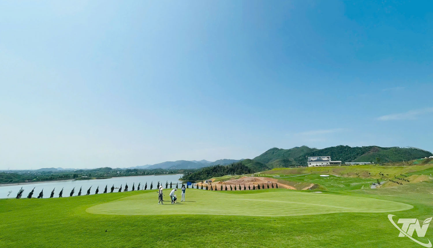 Dịp lễ 30-4, sân golf Glory đón hàng trăm lượt khách đến du lịch và trải nghiệm dịch vụ.