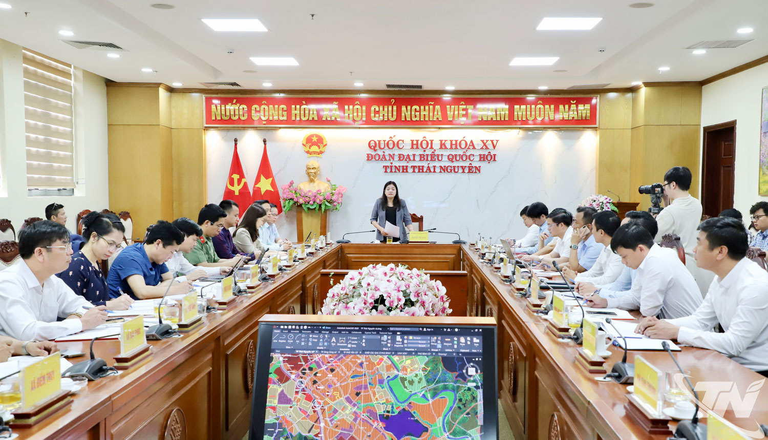 Đồng chí Nguyễn Thị Loan, Phó Chủ tịch UBND tỉnh chủ trì cuộc họp.