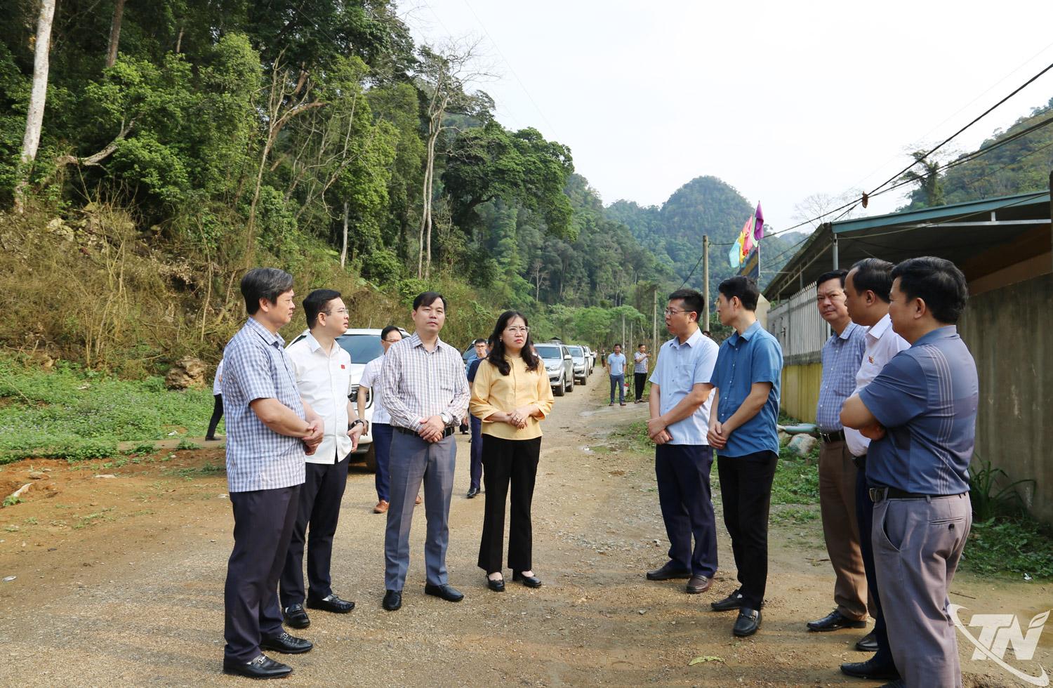 Đoàn công tác đến khảo sát tại khu vực ngập lụt thuộc thôn Lủng Siên, xã Vĩnh Thông.