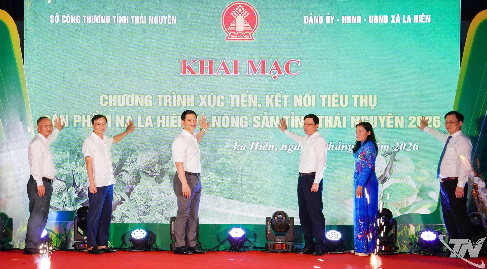 Đồng chí Chủ tịch UBND tỉnh Vương Quốc Tuấn và các đại biểu thực hiện nghi thức khai mạc Chương trình Xúc tiến, kết nối tiêu thụ sản phẩm na La Hiên và nông sản tỉnh Thái Nguyên 2026”.