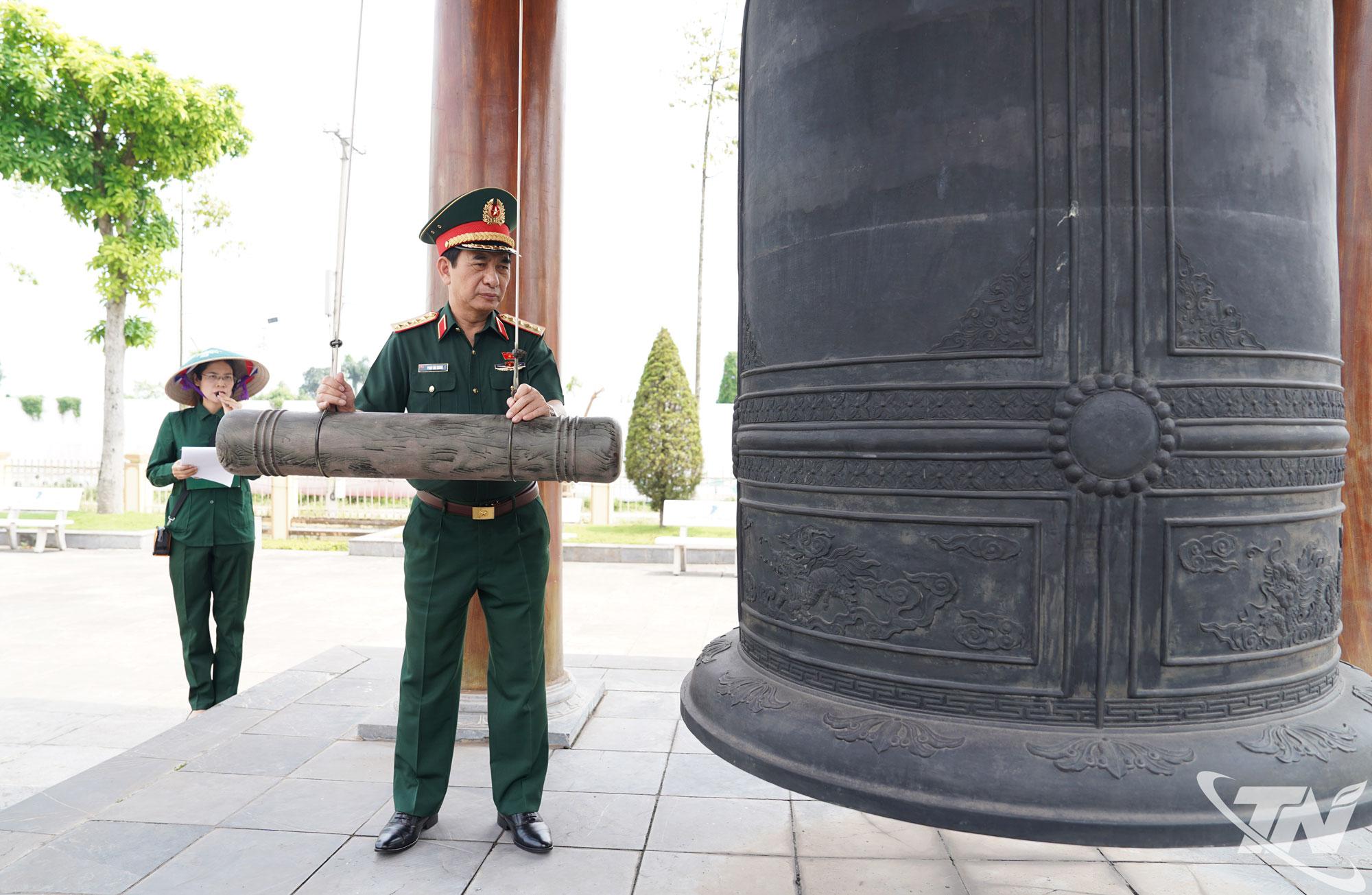 Đại tướng Phan Văn Giang thỉnh chuông tại Khu di tích lịch sử Quốc gia 915, phường Gia Sàng.