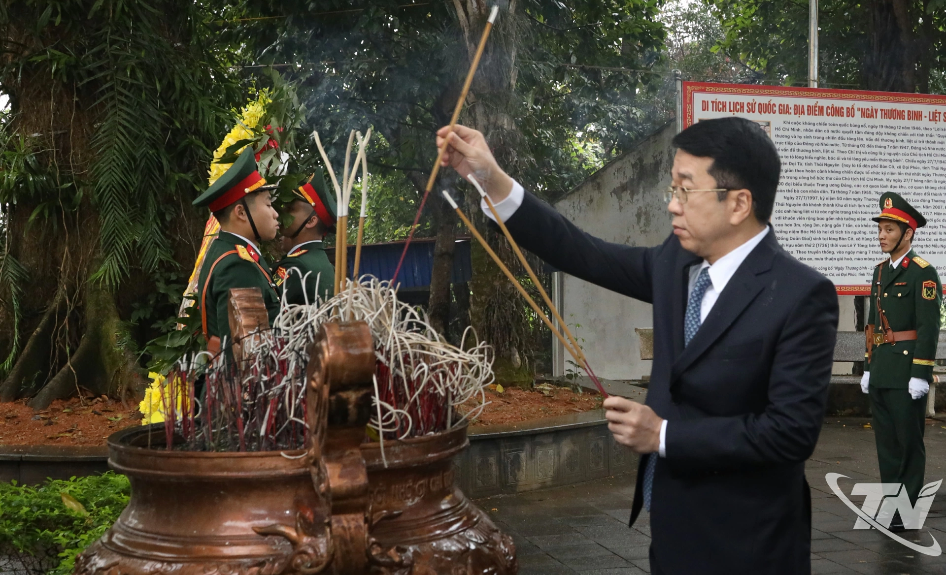 Đồng chí Nguyễn Thanh Bình, Phó Bí thư Tỉnh ủy Thái Nguyên thắp hương tưởng nhớ Chủ tịch Hồ Chí Minh và các anh hùng liệt sỹ tại Khu di tích lịch sử Quốc gia 27/7