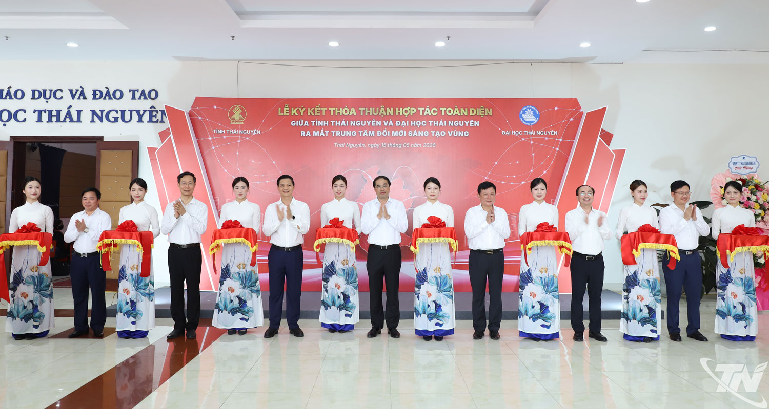 Cắt băng khánh thành Trung tâm Đổi mới sáng tại Vùng.