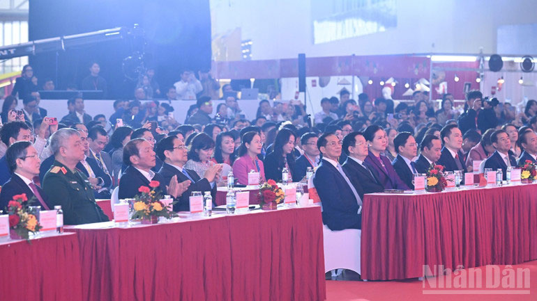 Thủ tướng Phạm Minh Ch&iacute;nh v&agrave; c&aacute;c đồng ch&iacute; l&atilde;nh đạo, đại biểu tham dự lễ khai mạc. (Ảnh: Trần Hải)