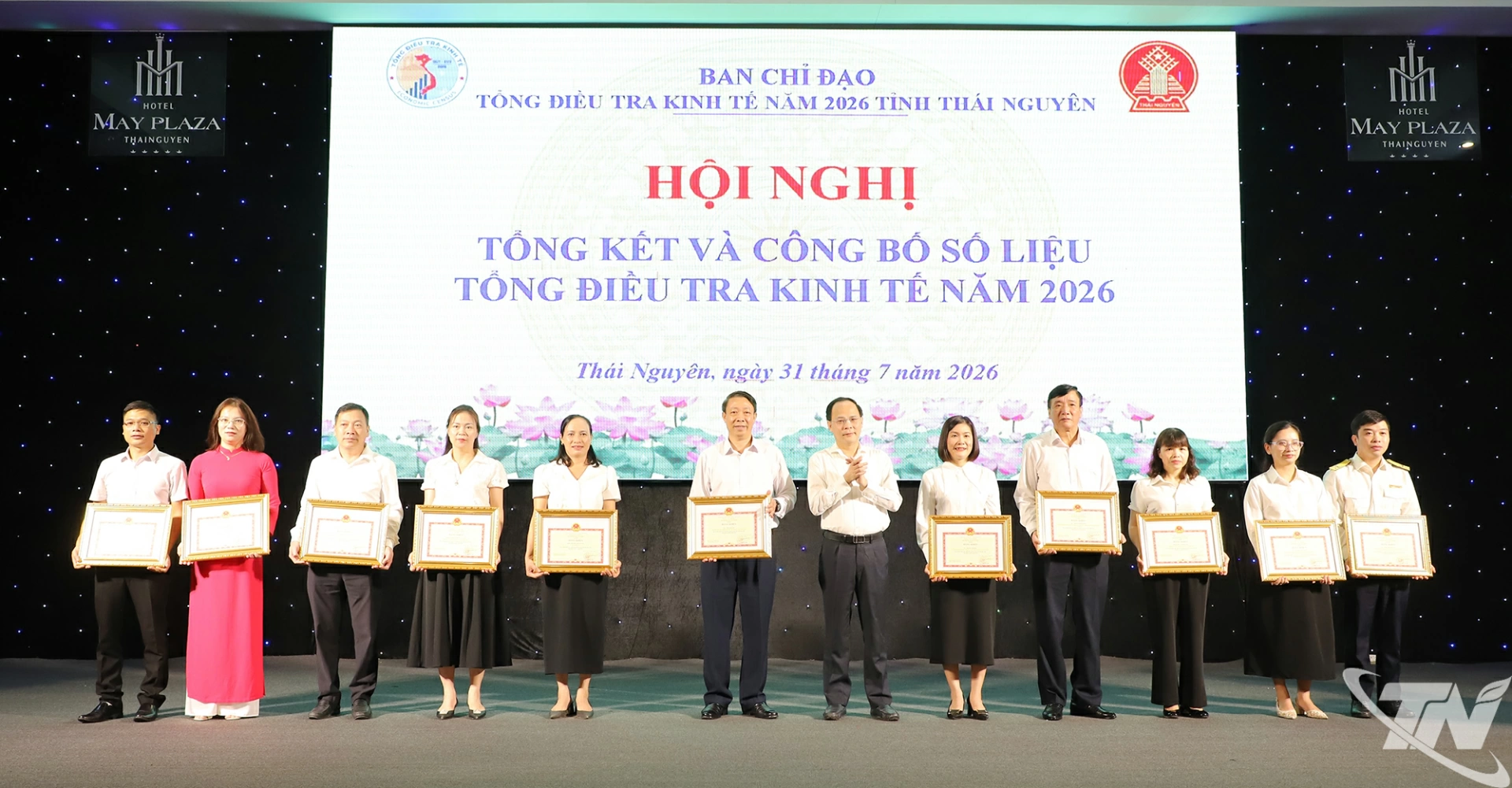 Trao Bằng khen của Bộ Tài chính gồm 3 tập thể và 8 cá nhân.