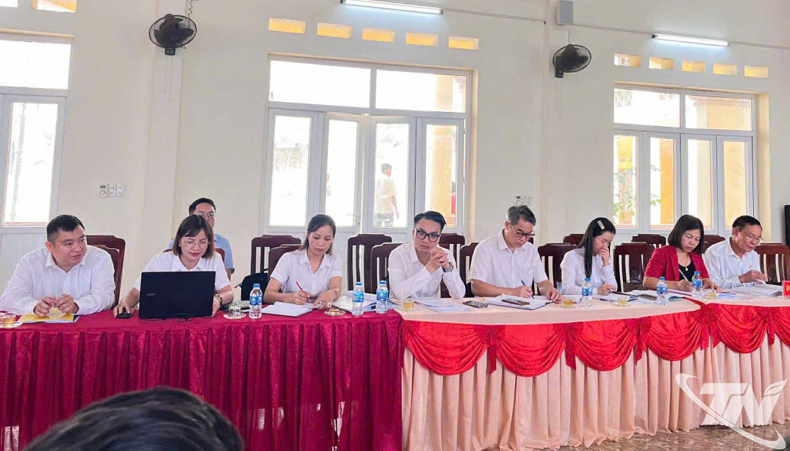 Các đại biểu dự buổi làm việc.