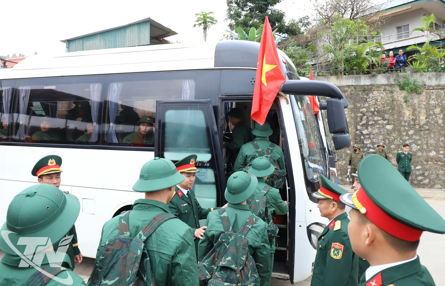 Tiễn đưa các tân binh lên đường làm nhiệm vụ.
