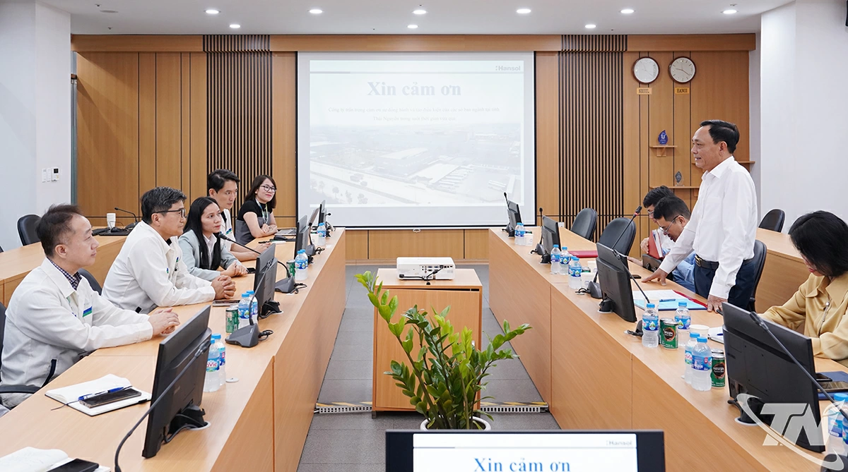 Đoàn công tác của Sở Công Thương làm việc tại Công ty TNHH Hansol Electronics Việt Nam.