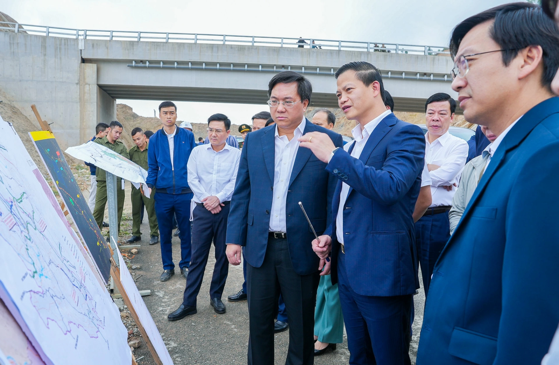 Đồng chí Vương Quốc Tuấn, Ủy viên Trung ương Đảng, Phó Bí thư Tỉnh ủy, Chủ tịch UBND tỉnh Thái Nguyên, chia sẻ với Đoàn công tác của tỉnh Phú Thọ về các dự án giao thông trên địa bàn tỉnh Thái Nguyên.