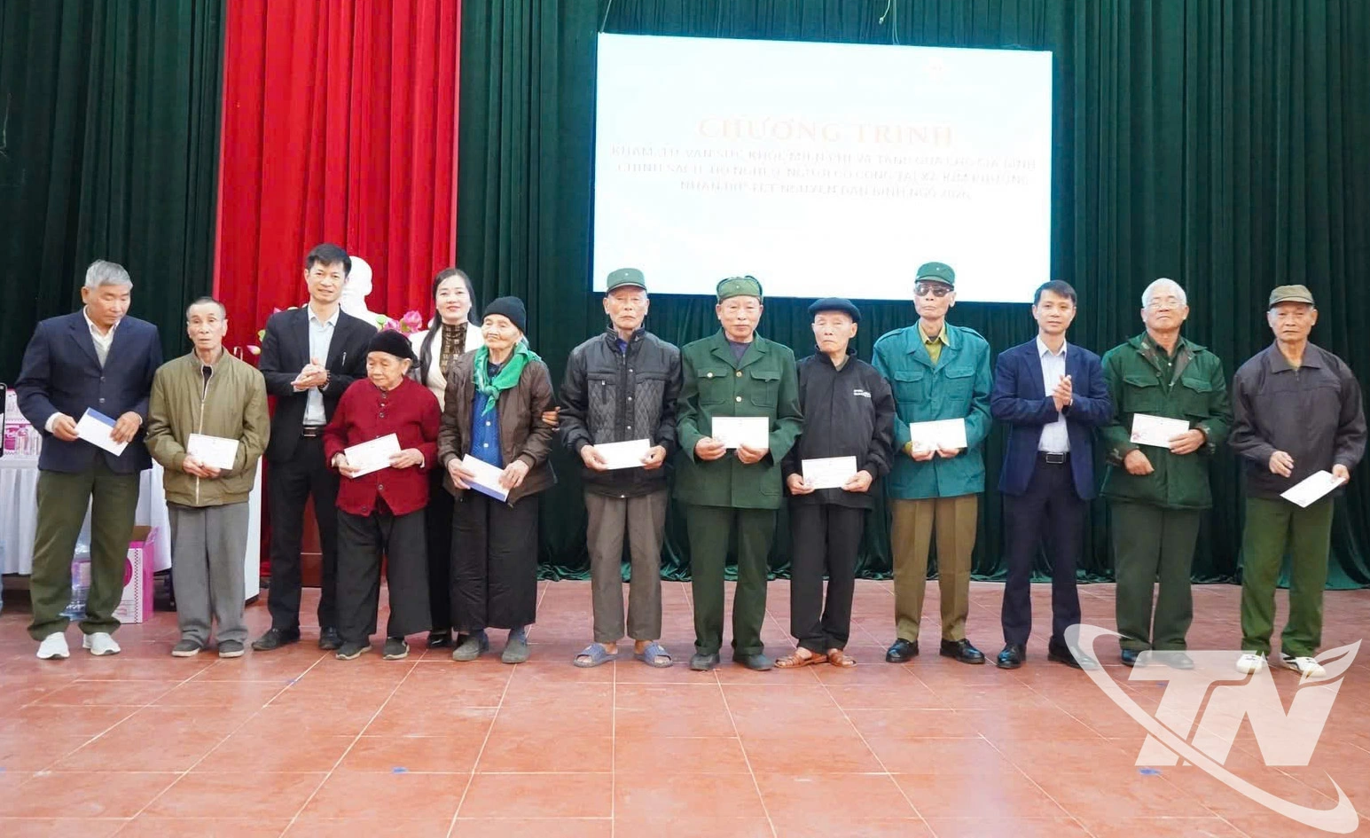 Ban Tổ chức tặng qu&agrave; c&aacute;c đối tượng ch&iacute;nh s&aacute;ch, người c&oacute; c&ocirc;ng tr&ecirc;n địa b&agrave;n x&atilde; Kim Phượng.