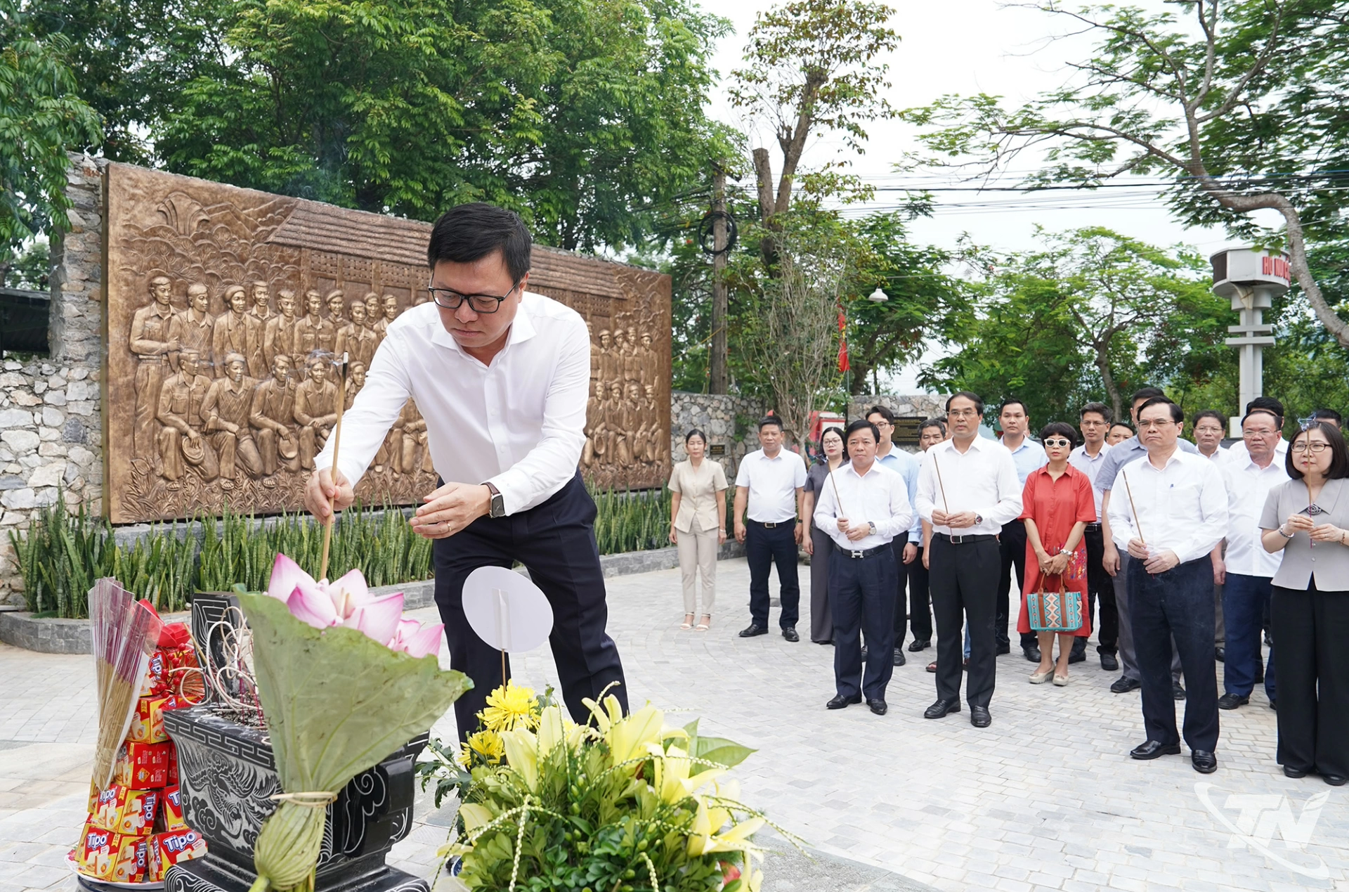 Các đại biểu dâng hương tại Di tích Quốc gia Trường dạy làm báo Huỳnh Thúc Kháng.