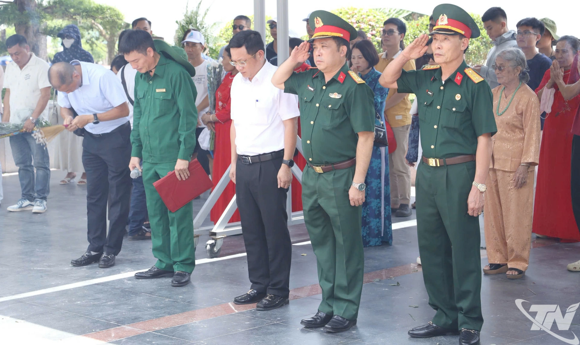 Đoàn đại biểu tỉnh Thái Nguyên dâng hương tại Khu di tích ngã ba Đồng Lộc, tỉnh Hà Tĩnh.