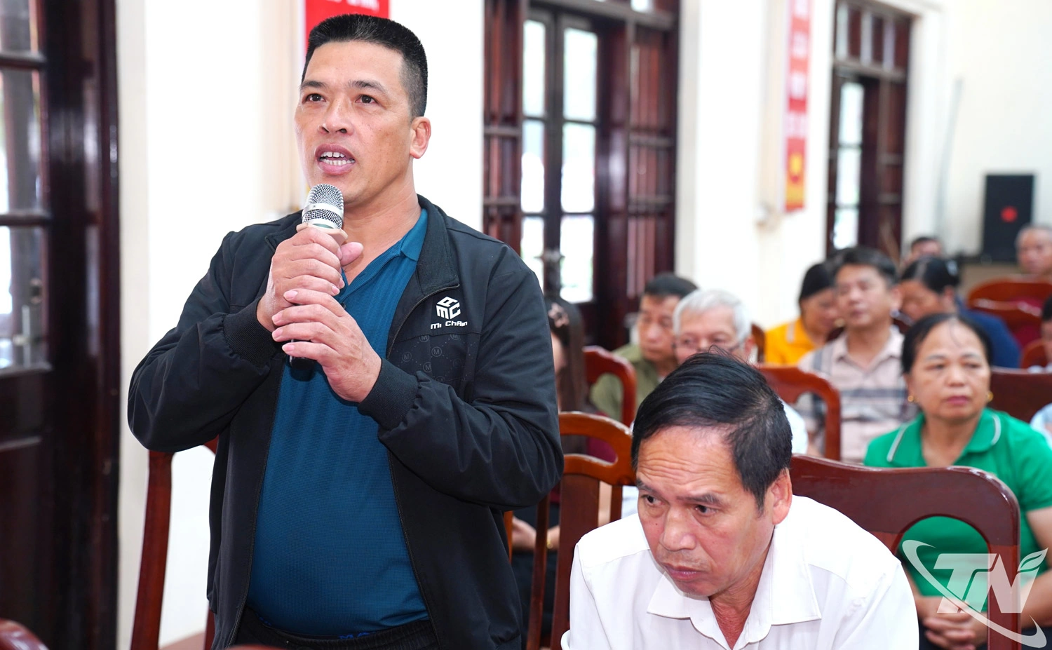 Đồng bào dân tộc thiểu số phát biểu ý kiến tại Hội nghị.